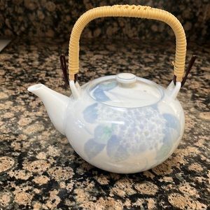 Vtg Japanese blue and white hydrangea tea pot.